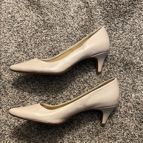 Naturalizer Women's Classic Cream Heels - Picture 3 of 6